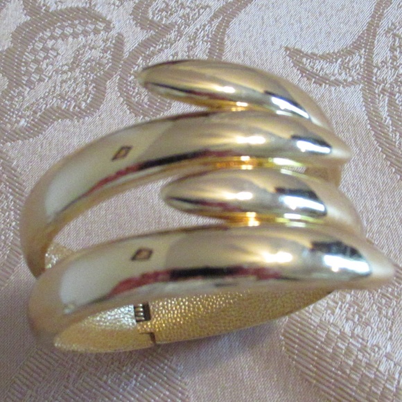 Cuff style Spring close Gold Bracelet - Picture 2 of 5